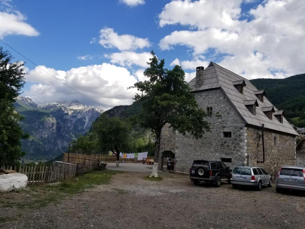 Bujtina Carku Hotel Тет Екстериор снимка