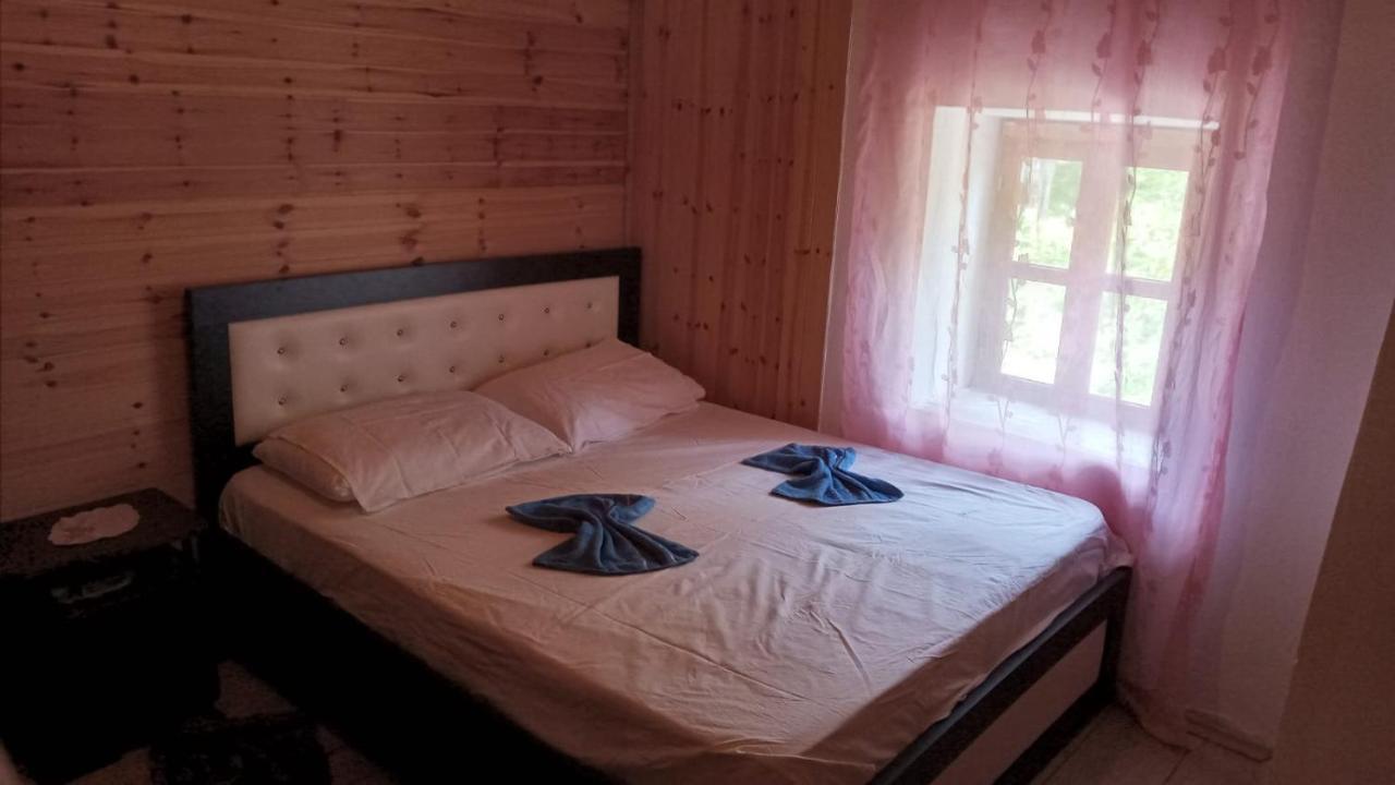 Bujtina Carku Hotel Тет Екстериор снимка