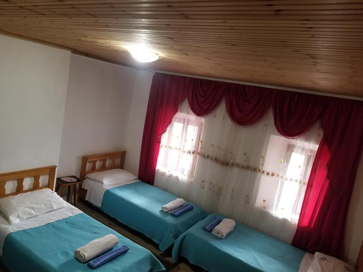 Bujtina Carku Hotel Тет Екстериор снимка
