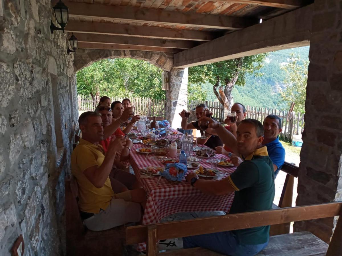 Bujtina Carku Hotel Тет Екстериор снимка