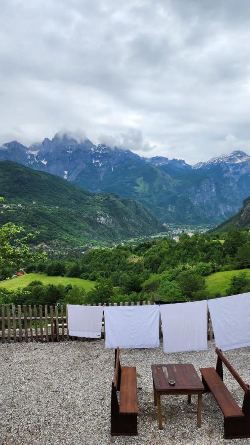Bujtina Carku Hotel Тет Екстериор снимка