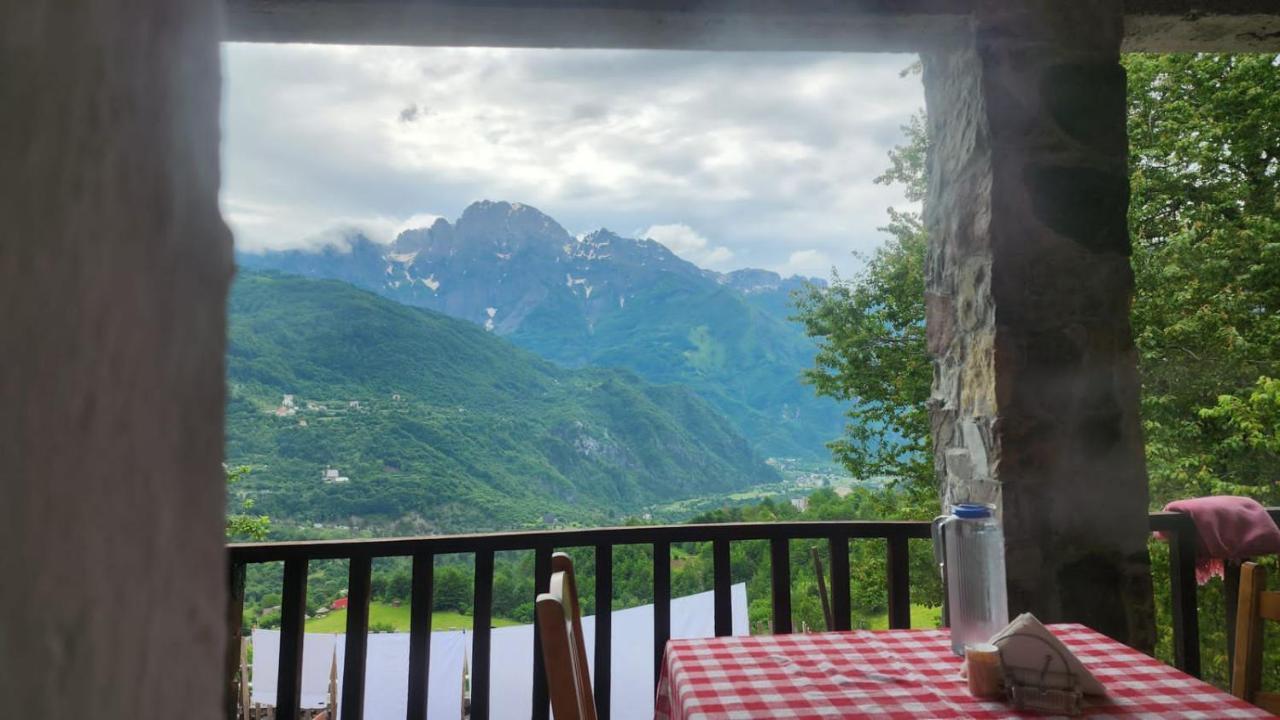 Bujtina Carku Hotel Тет Екстериор снимка