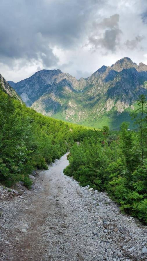 Bujtina Carku Hotel Тет Екстериор снимка