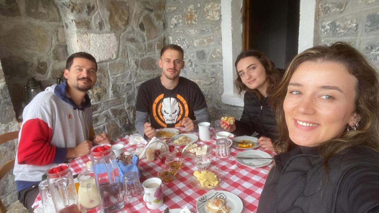 Bujtina Carku Hotel Тет Екстериор снимка