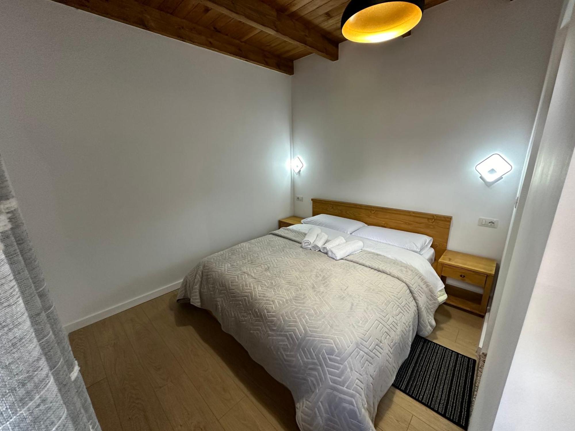Bujtina Carku Hotel Тет Екстериор снимка
