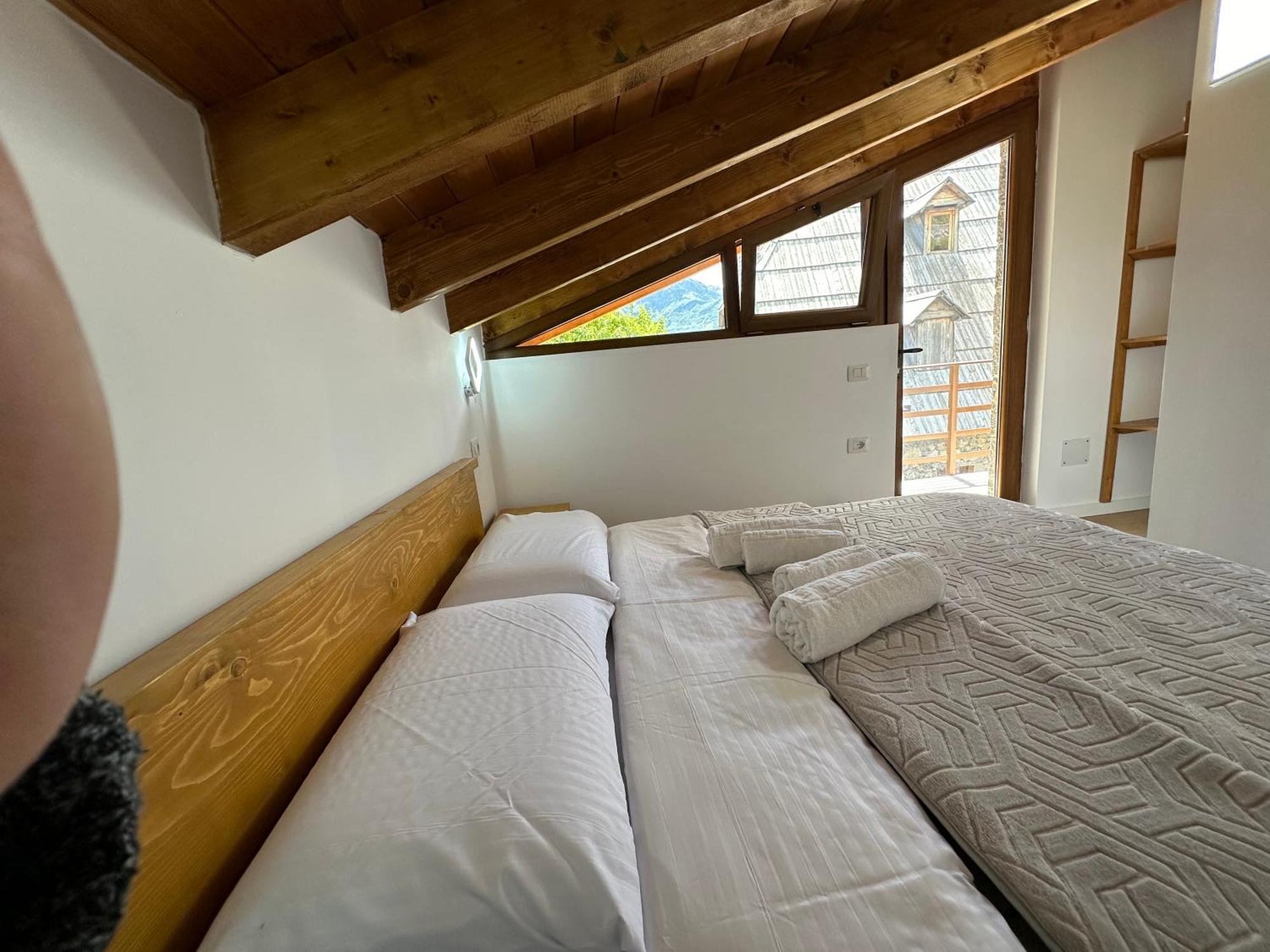 Bujtina Carku Hotel Тет Екстериор снимка