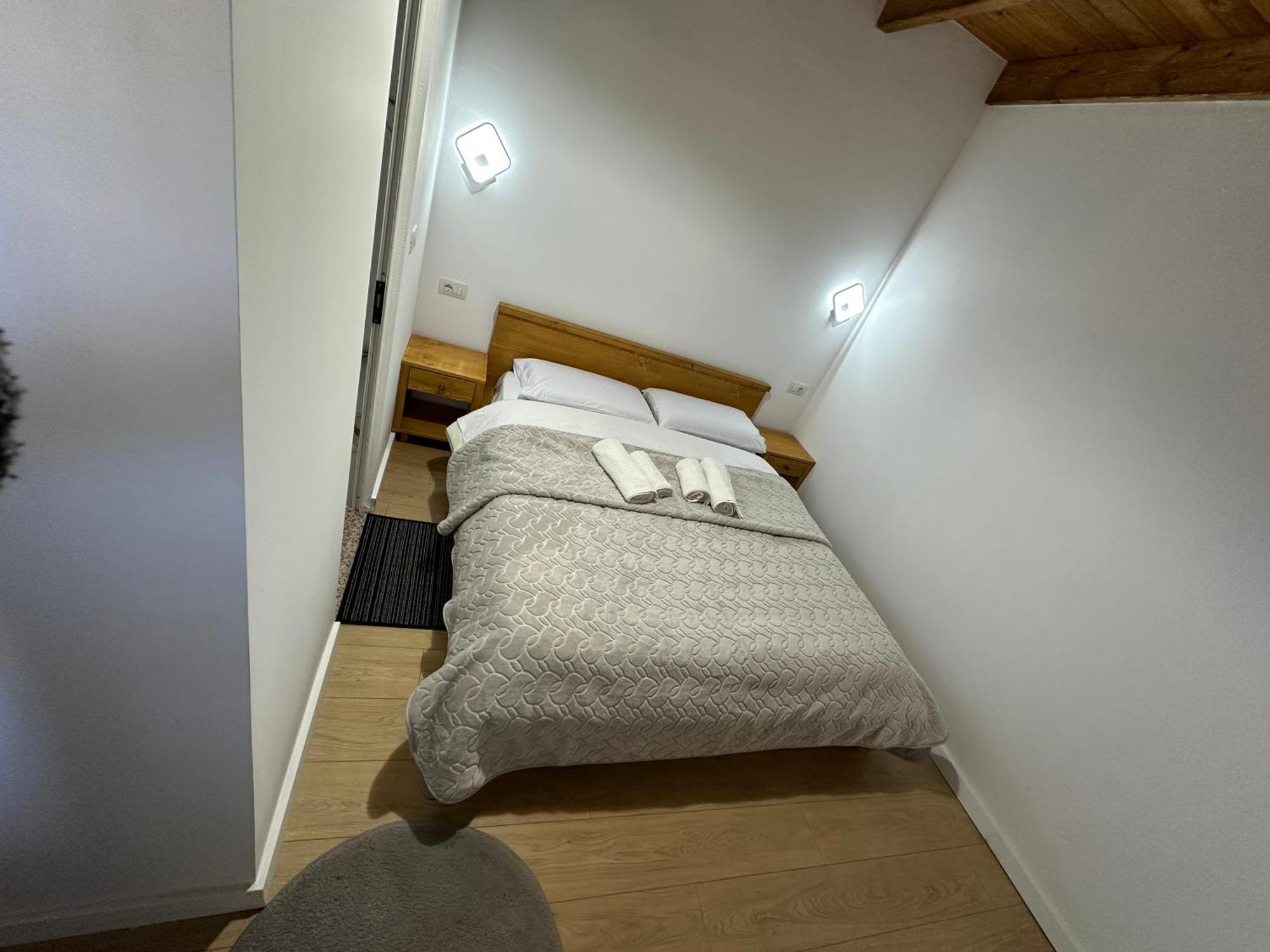 Bujtina Carku Hotel Тет Екстериор снимка