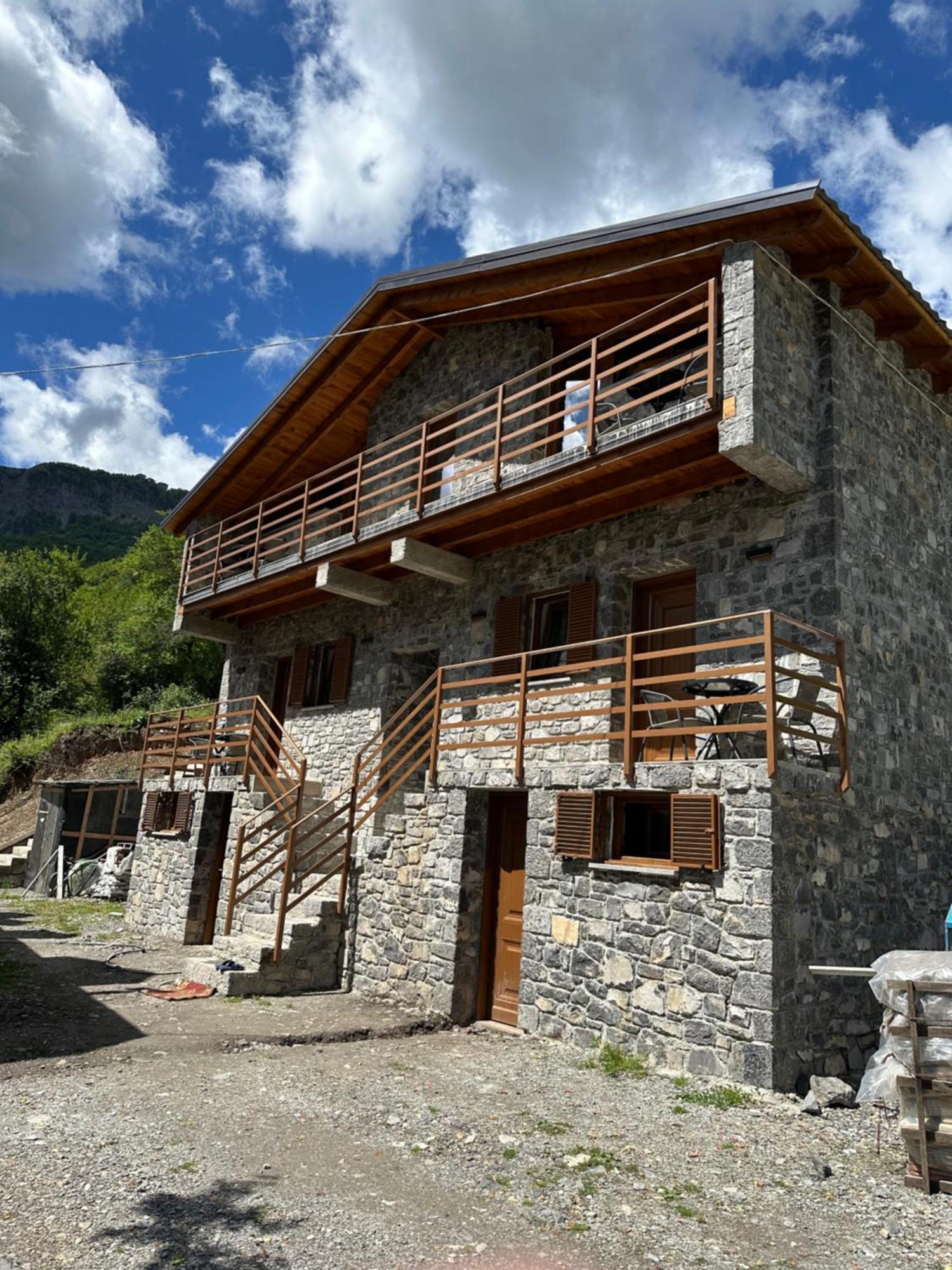 Bujtina Carku Hotel Тет Екстериор снимка