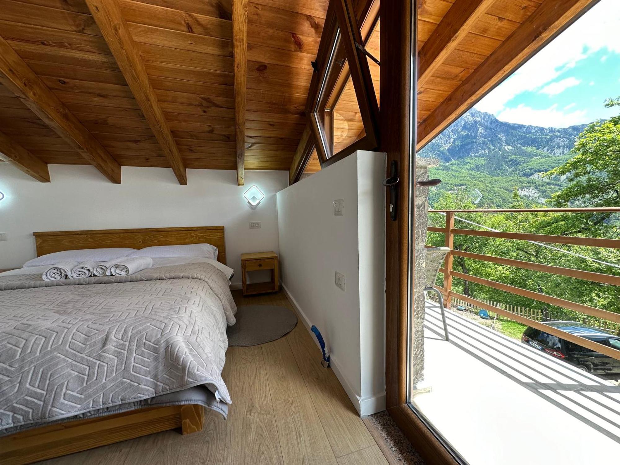 Bujtina Carku Hotel Тет Екстериор снимка