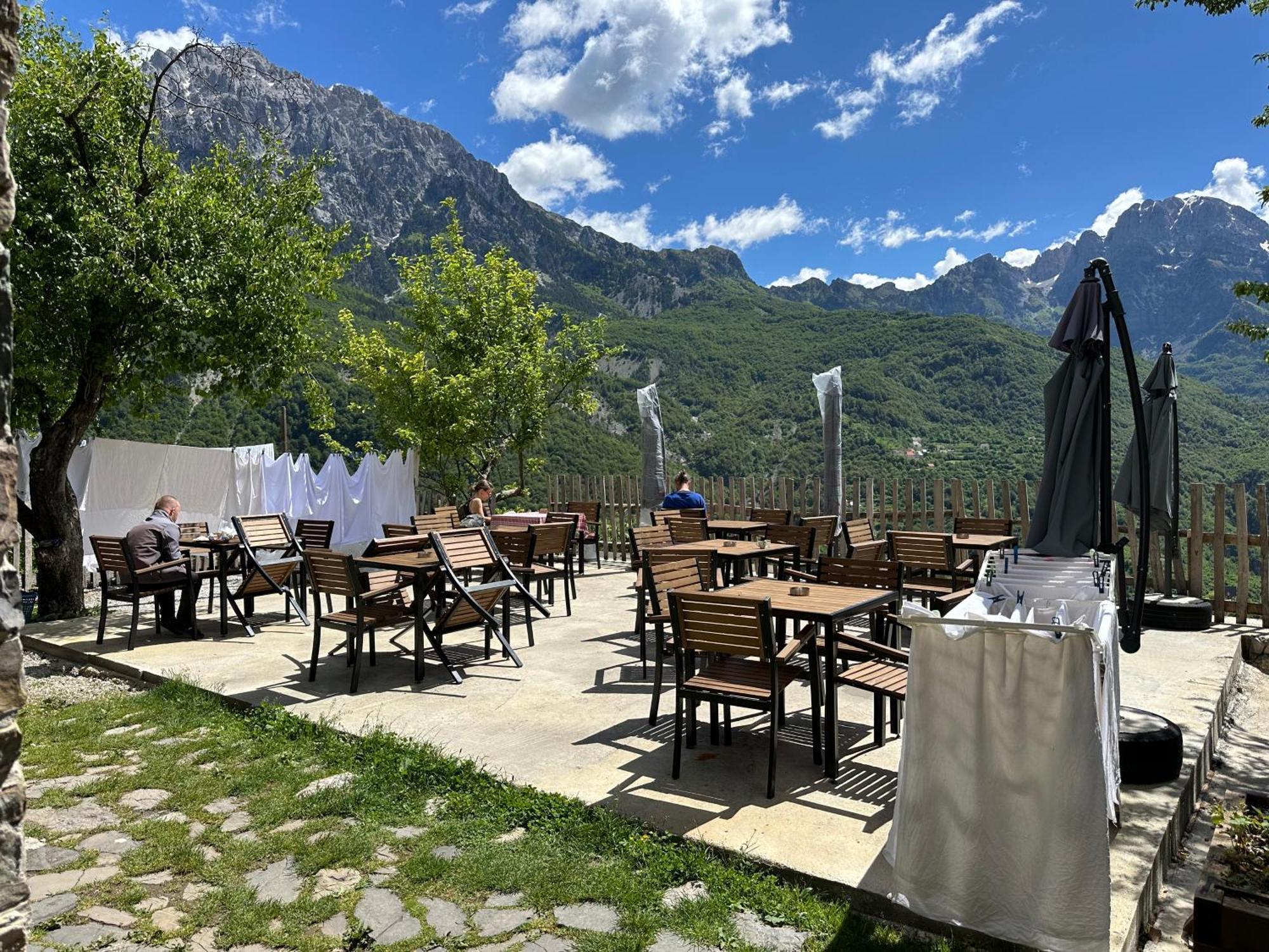 Bujtina Carku Hotel Тет Екстериор снимка