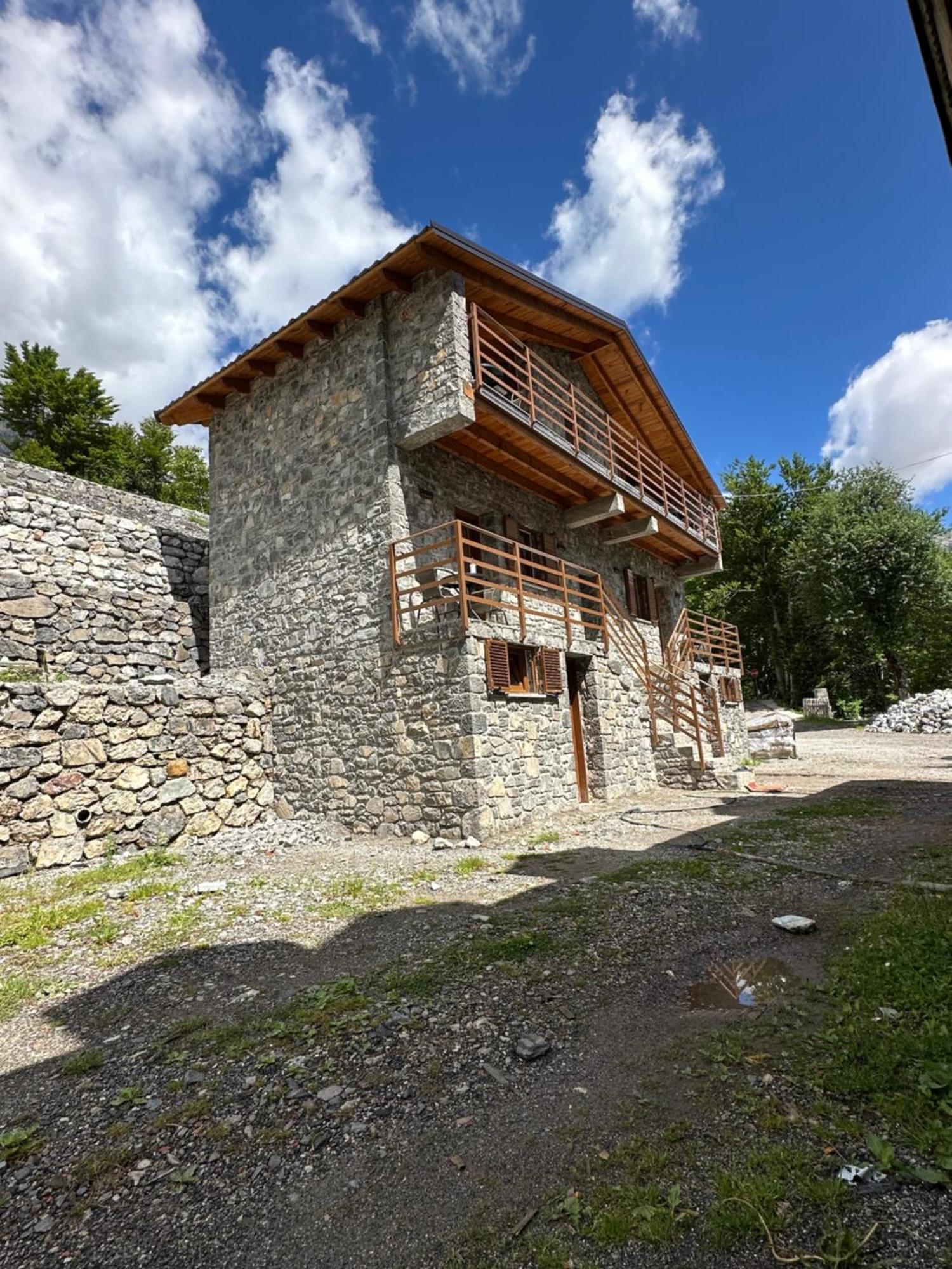Bujtina Carku Hotel Тет Екстериор снимка