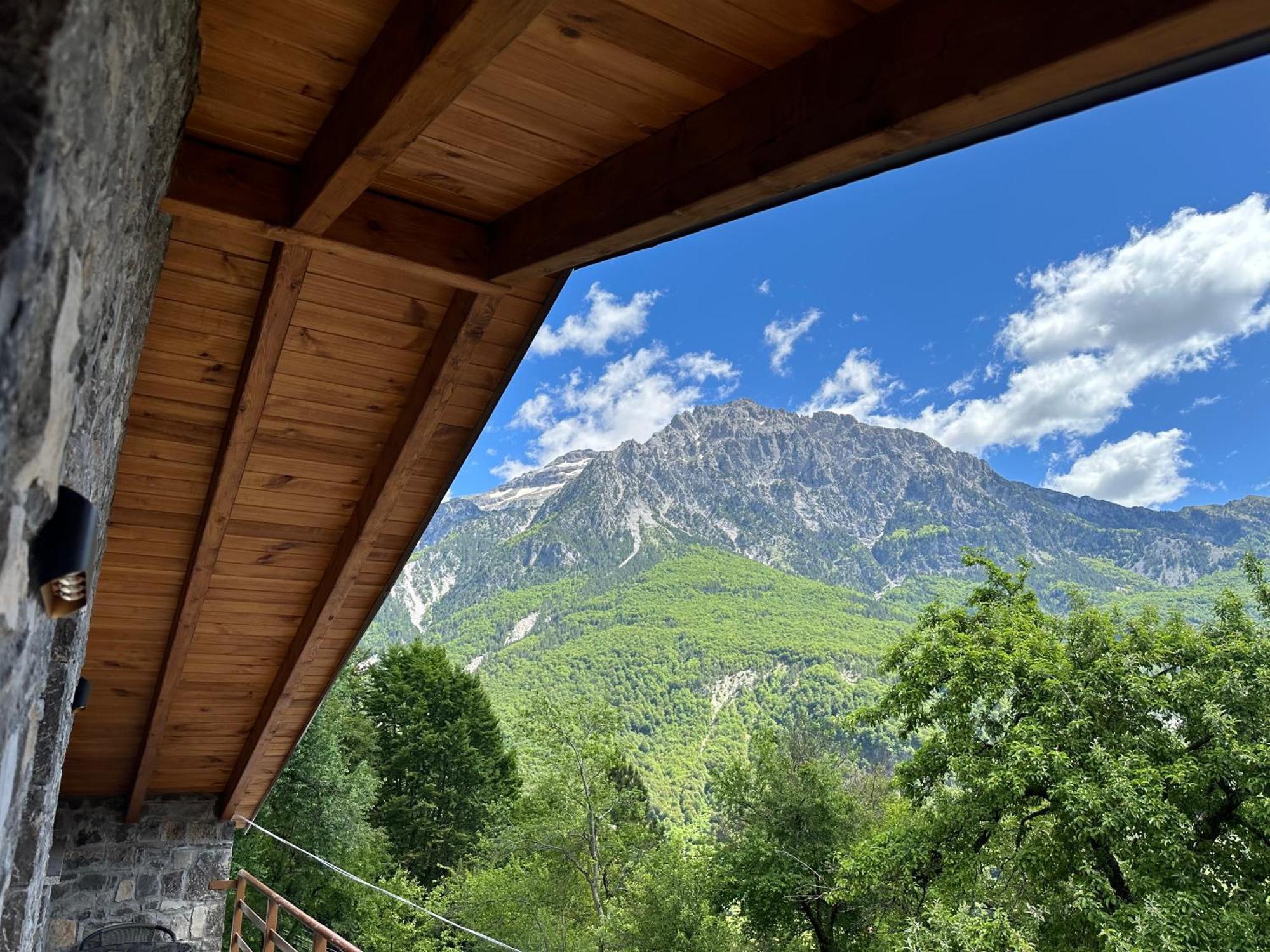 Bujtina Carku Hotel Тет Екстериор снимка
