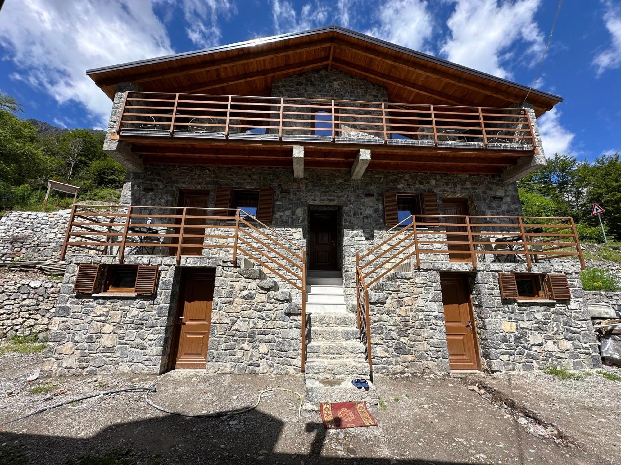 Bujtina Carku Hotel Тет Екстериор снимка