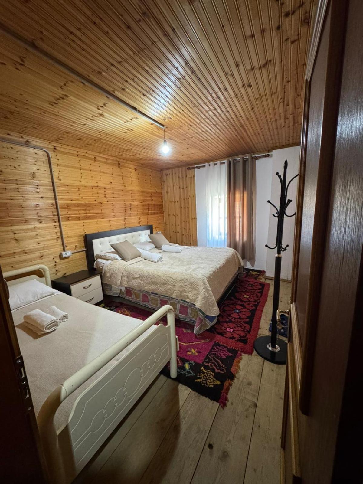 Bujtina Carku Hotel Тет Екстериор снимка