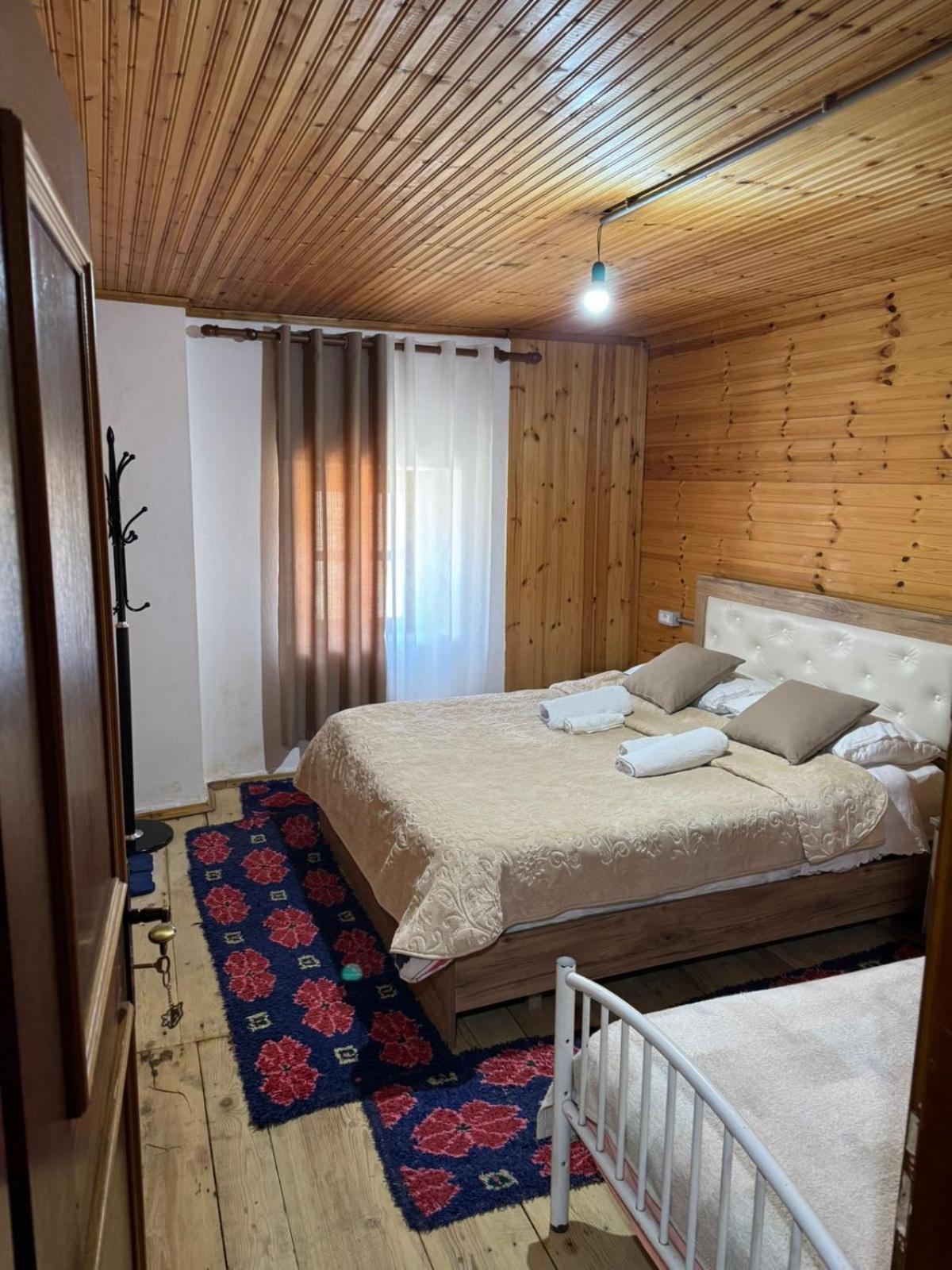 Bujtina Carku Hotel Тет Екстериор снимка