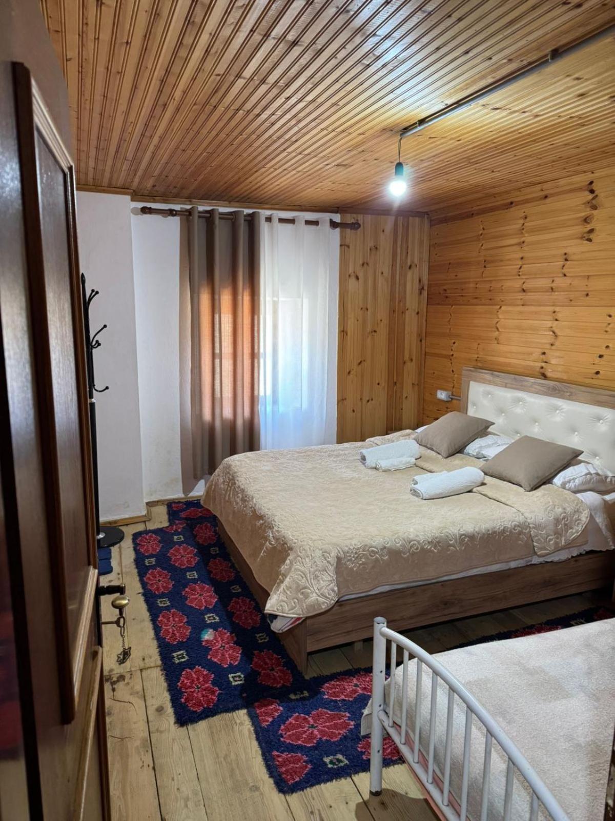 Bujtina Carku Hotel Тет Екстериор снимка