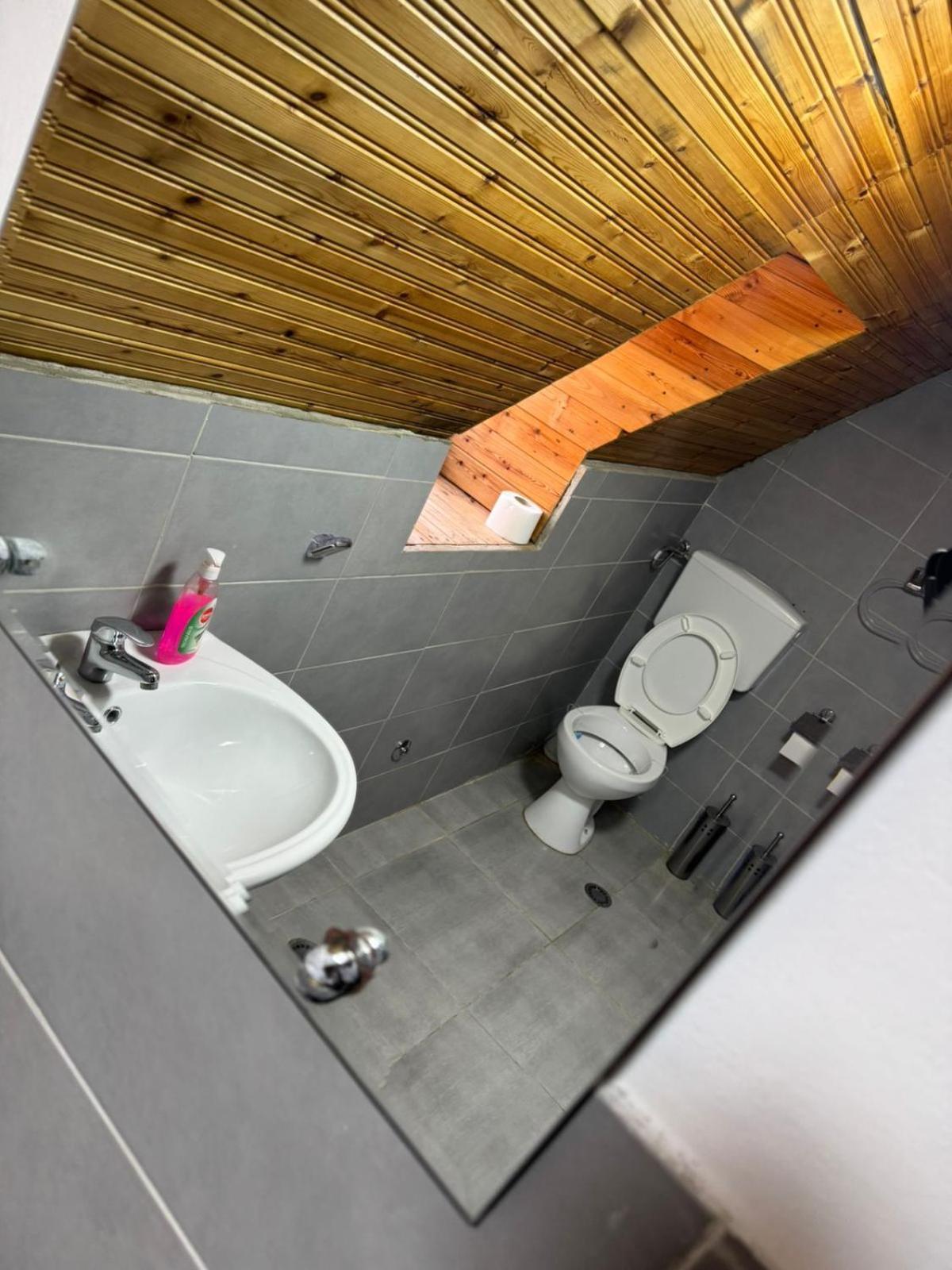 Bujtina Carku Hotel Тет Екстериор снимка